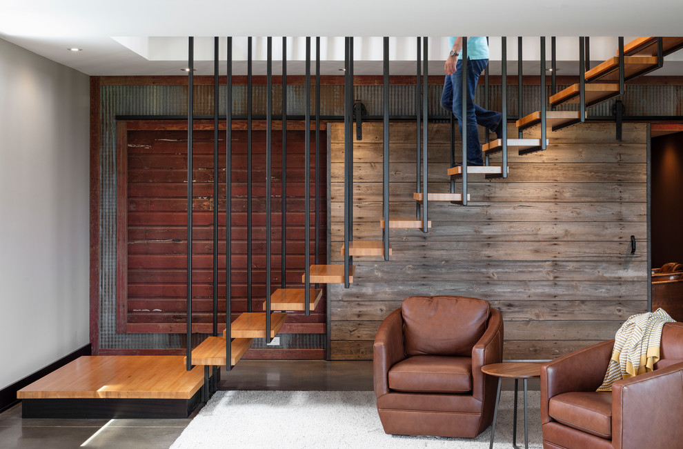 Идея дизайна: большая прямая лестница в современном стиле с металлическими перилами и деревянными ступенями без подступенок