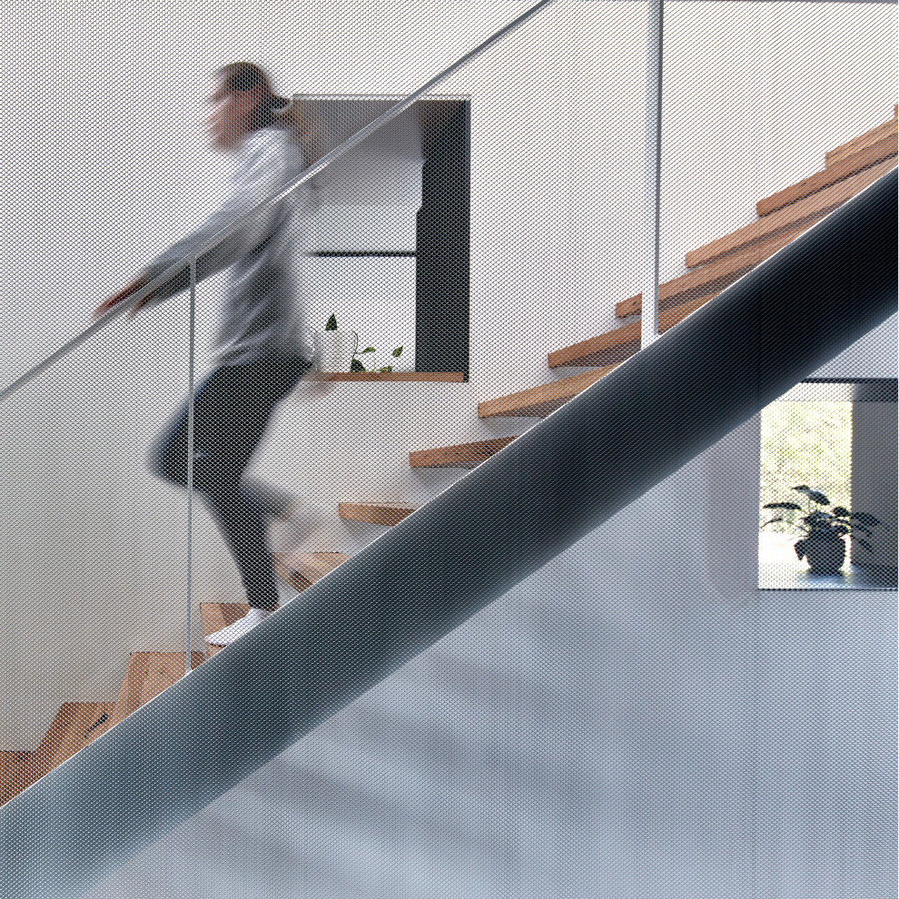Diseño de escalera recta contemporánea grande sin contrahuella con escalones de madera y barandilla de metal