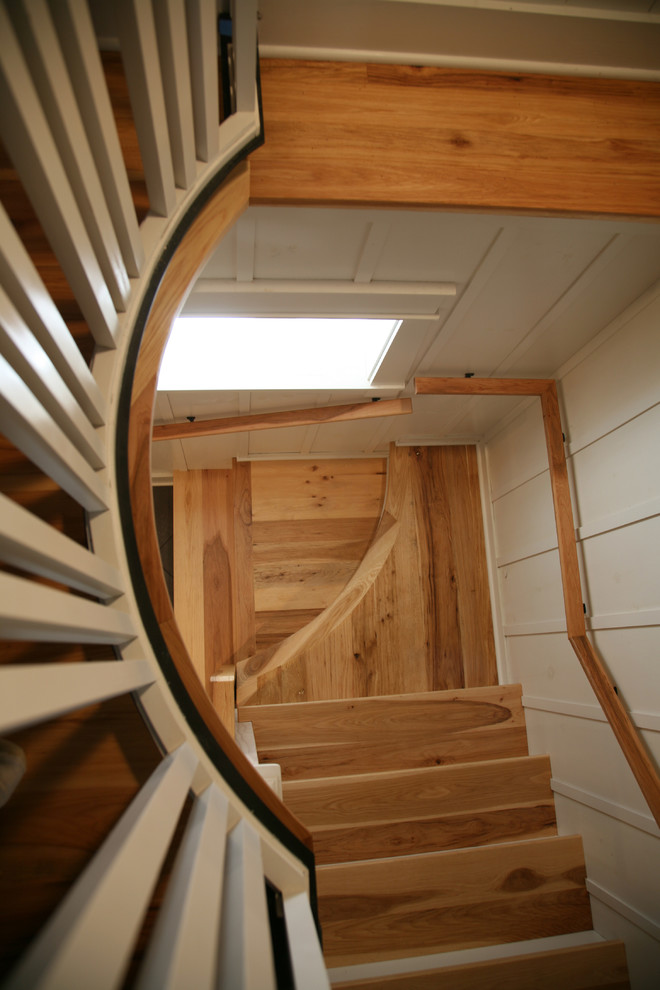 Mid-sized urban wooden l-shaped staircase photo in Milwaukee with wooden risers