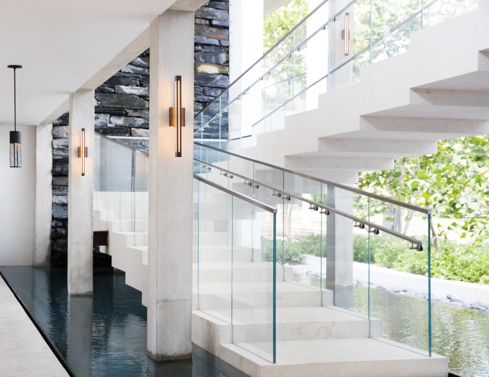 Источник вдохновения для домашнего уюта: большая п-образная лестница в стиле модернизм с ступенями из плитки, подступенками из плитки и стеклянными перилами