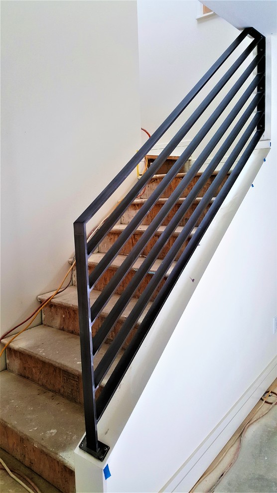 Modelo de escalera recta minimalista pequeña con escalones de madera, barandilla de metal y contrahuellas de madera