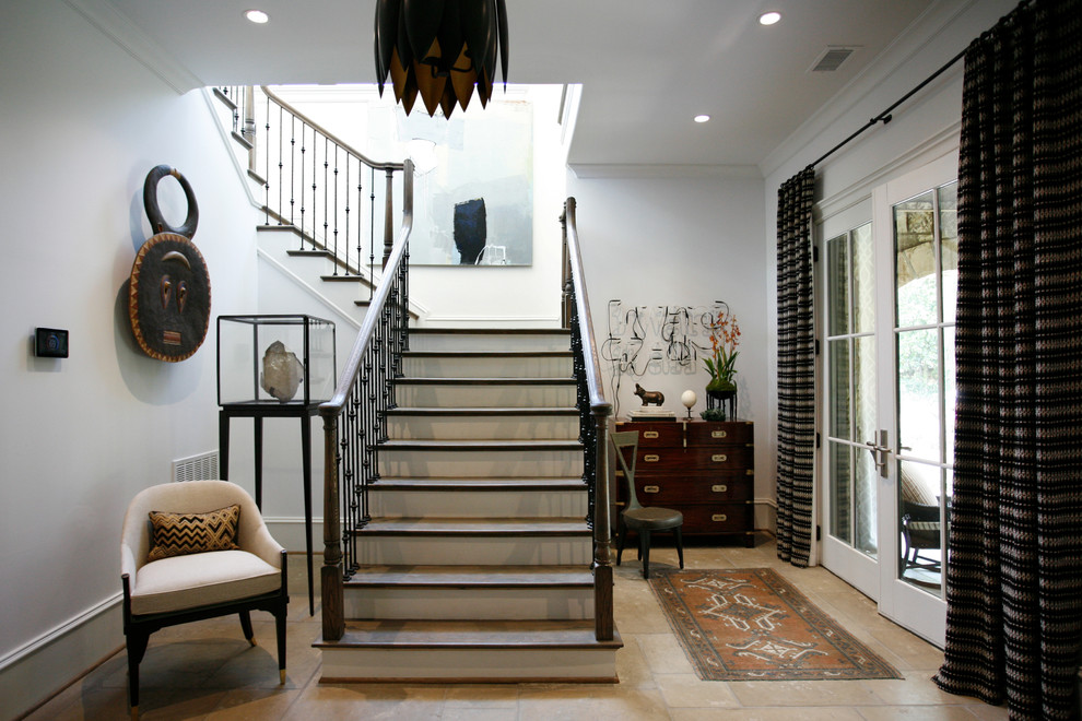 Ejemplo de escalera en L contemporánea de tamaño medio con escalones de madera y contrahuellas de madera pintada