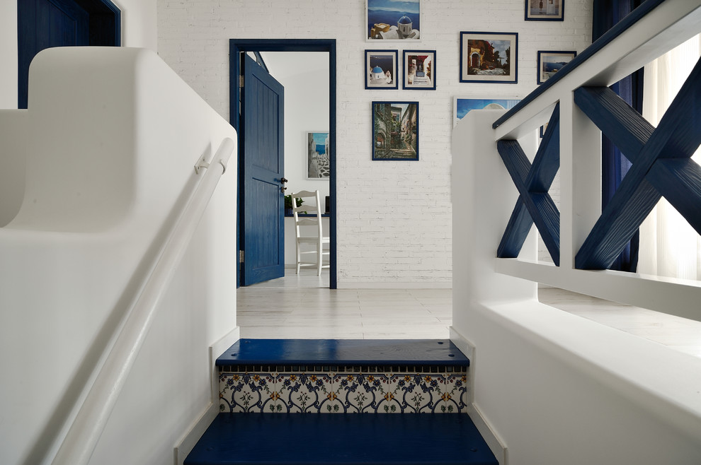 Пример оригинального дизайна: лестница в средиземноморском стиле с подступенками из плитки
