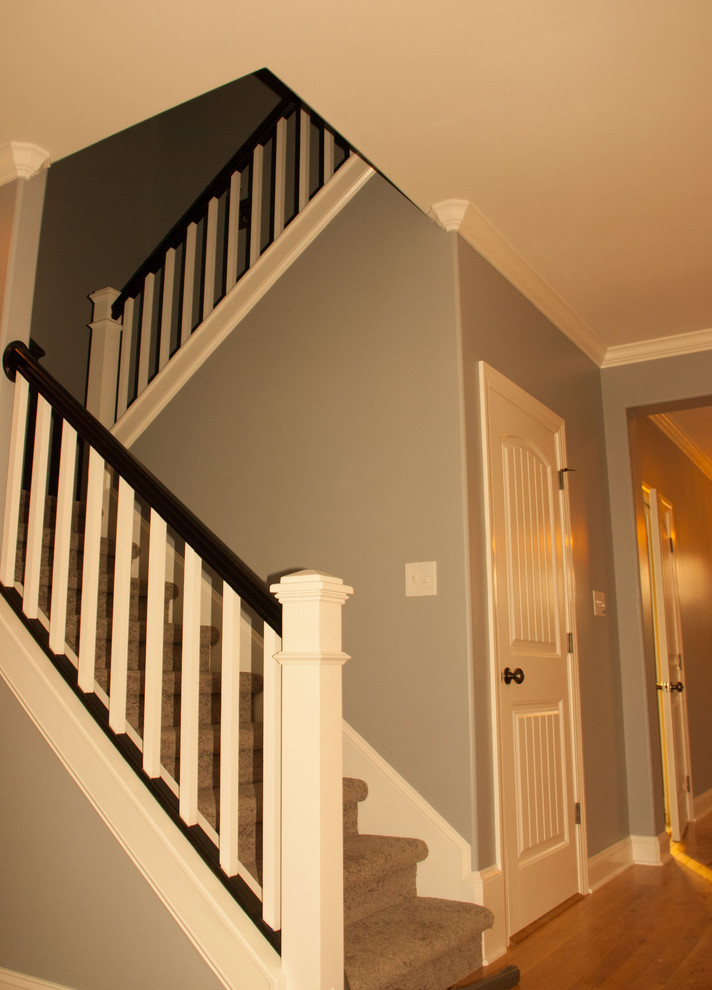 Стильный дизайн: п-образная лестница среднего размера в классическом стиле с ступенями с ковровым покрытием и ковровыми подступенками - последний тренд