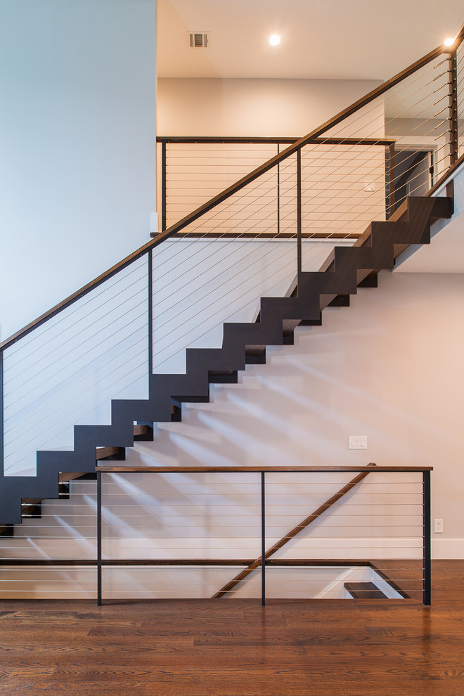 Свежая идея для дизайна: лестница среднего размера в классическом стиле с деревянными ступенями и перилами из тросов - отличное фото интерьера
