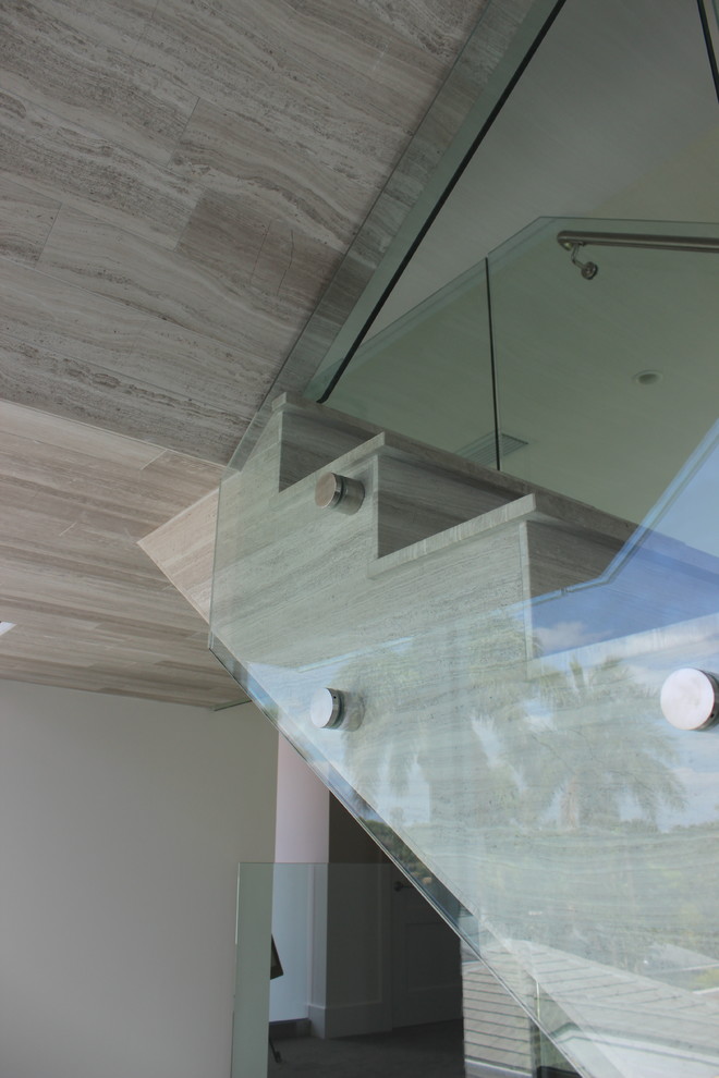 Foto di una scala contemporanea di medie dimensioni con pedata piastrellata, alzata piastrellata e parapetto in metallo
