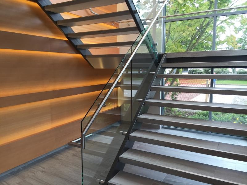 バンクーバーにある中くらいなコンテンポラリースタイルのおしゃれな階段の写真