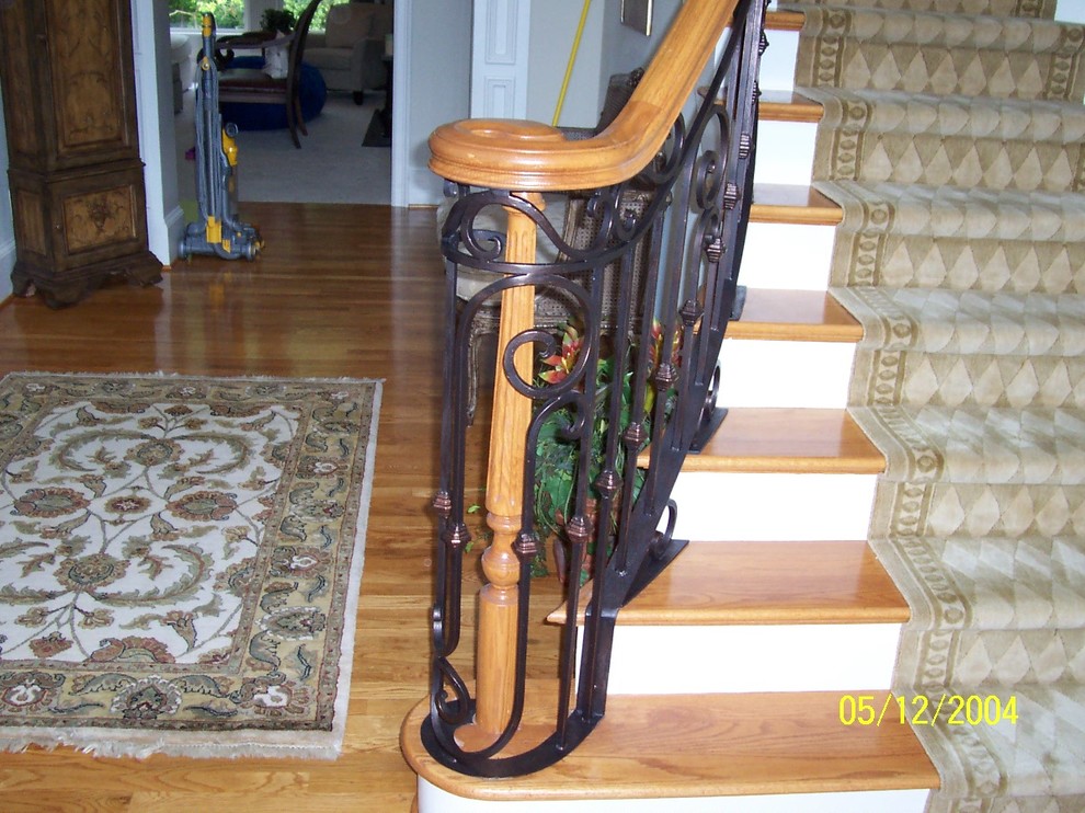Idée de décoration pour un escalier courbe méditerranéen de taille moyenne avec des marches en bois et des contremarches en bois.