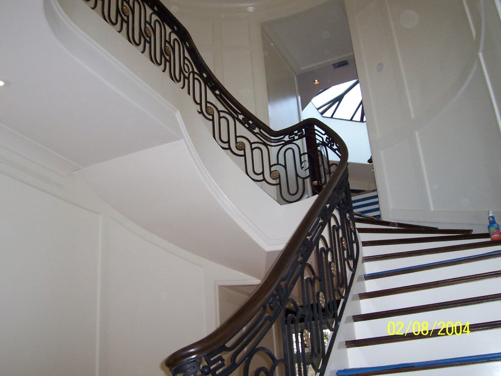 Exemple d'un escalier courbe méditerranéen de taille moyenne avec des marches en bois et des contremarches en bois.