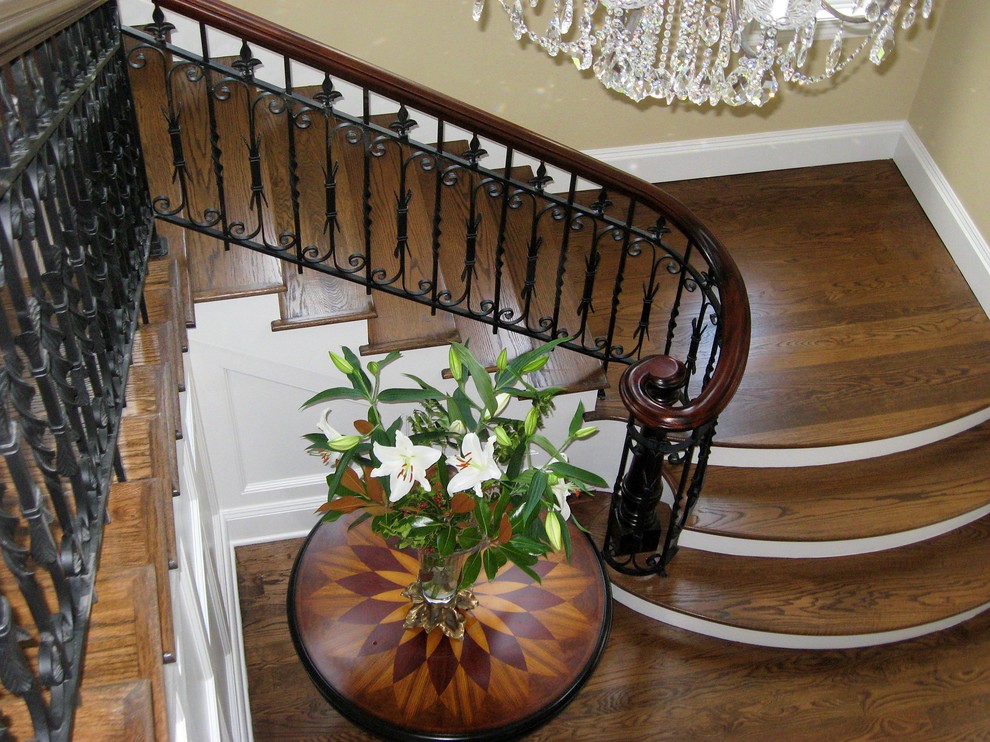 Imagen de escalera en L tradicional de tamaño medio con escalones de madera y contrahuellas de madera pintada