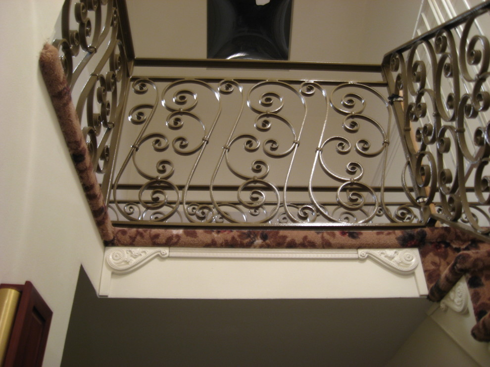 Стильный дизайн: прямая лестница среднего размера в классическом стиле с ступенями с ковровым покрытием и ковровыми подступенками - последний тренд
