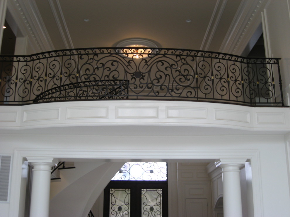 Staircase - mid-sized traditional carpeted curved open staircase idea in New York