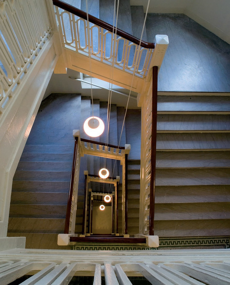 Mittelgroße Klassische Treppe in L-Form mit gefliesten Treppenstufen und gebeizten Holz-Setzstufen in Philadelphia