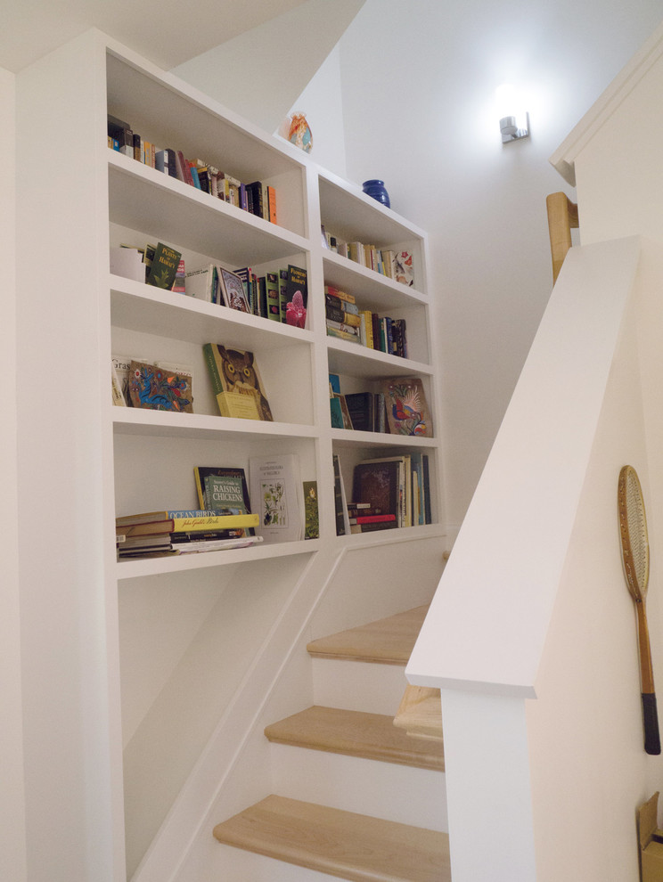 Foto de escalera en L minimalista pequeña con escalones de madera pintada y contrahuellas de madera