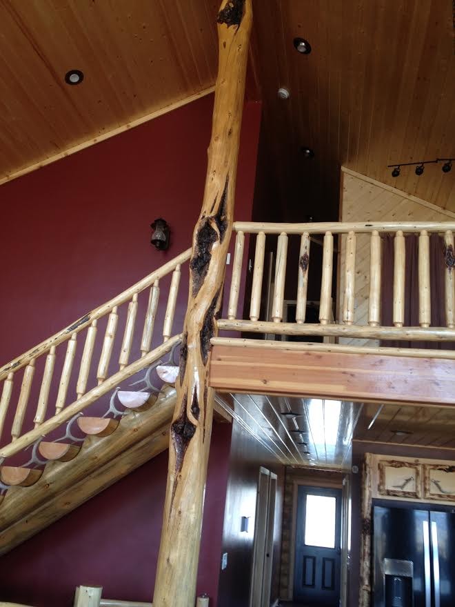 Cette image montre un escalier droit chalet de taille moyenne avec des marches en bois, des contremarches en bois et un garde-corps en bois.