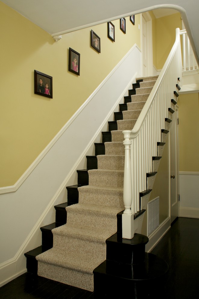 フィラデルフィアにある高級な中くらいなトラディショナルスタイルのおしゃれな直階段 (カーペット張りの蹴込み板) の写真