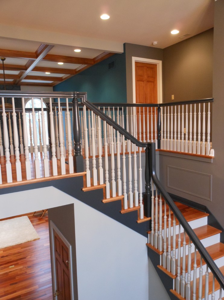 Источник вдохновения для домашнего уюта: угловая лестница среднего размера в стиле неоклассика (современная классика) с деревянными ступенями, крашенными деревянными подступенками и деревянными перилами