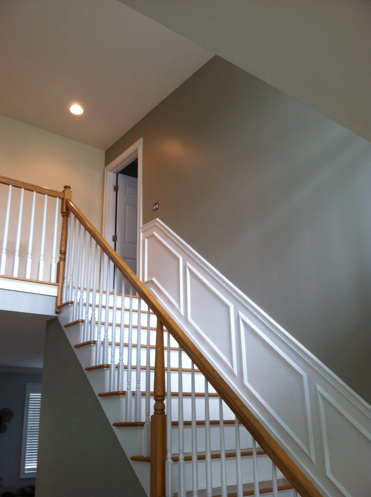 Источник вдохновения для домашнего уюта: большая лестница в классическом стиле с деревянными ступенями