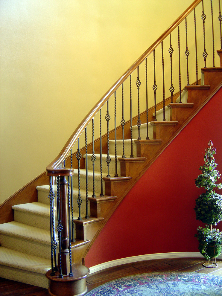 Diseño de escalera curva clásica de tamaño medio con escalones de madera