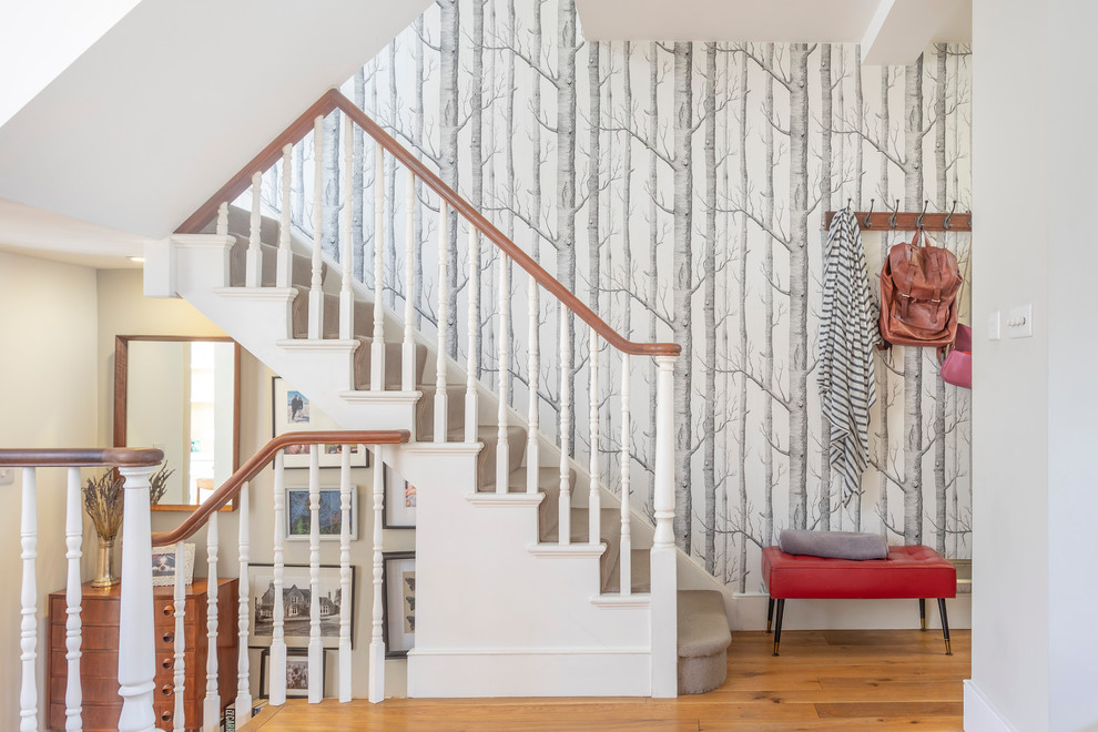 Источник вдохновения для домашнего уюта: п-образная лестница в стиле неоклассика (современная классика) с ступенями с ковровым покрытием, ковровыми подступенками и деревянными перилами