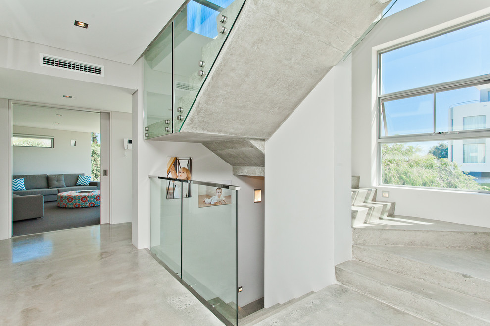 Источник вдохновения для домашнего уюта: изогнутая бетонная лестница в современном стиле с бетонными ступенями