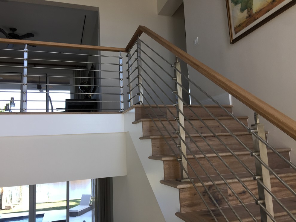 Kleine Moderne Holztreppe mit Holz-Setzstufen und Mix-Geländer in Miami