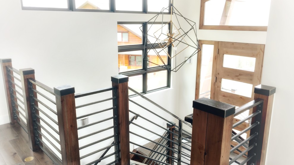 Пример оригинального дизайна: угловая деревянная лестница среднего размера в стиле модернизм с металлическими перилами и деревянными ступенями