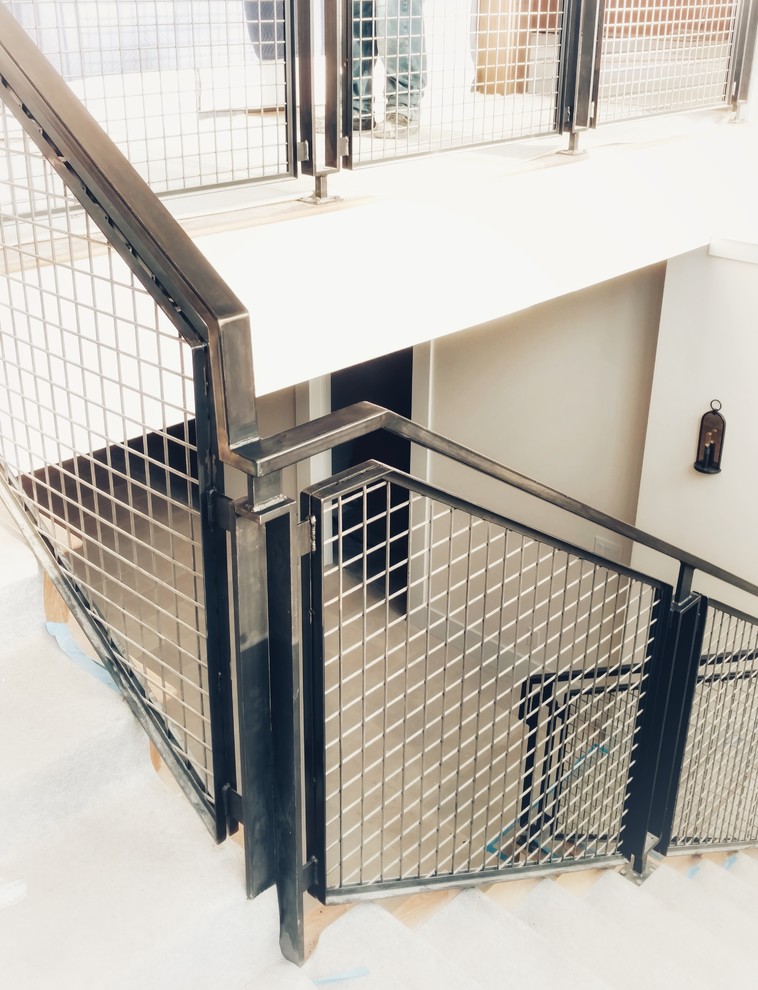 Mittelgroße Moderne Treppe in L-Form mit Stahlgeländer in Denver