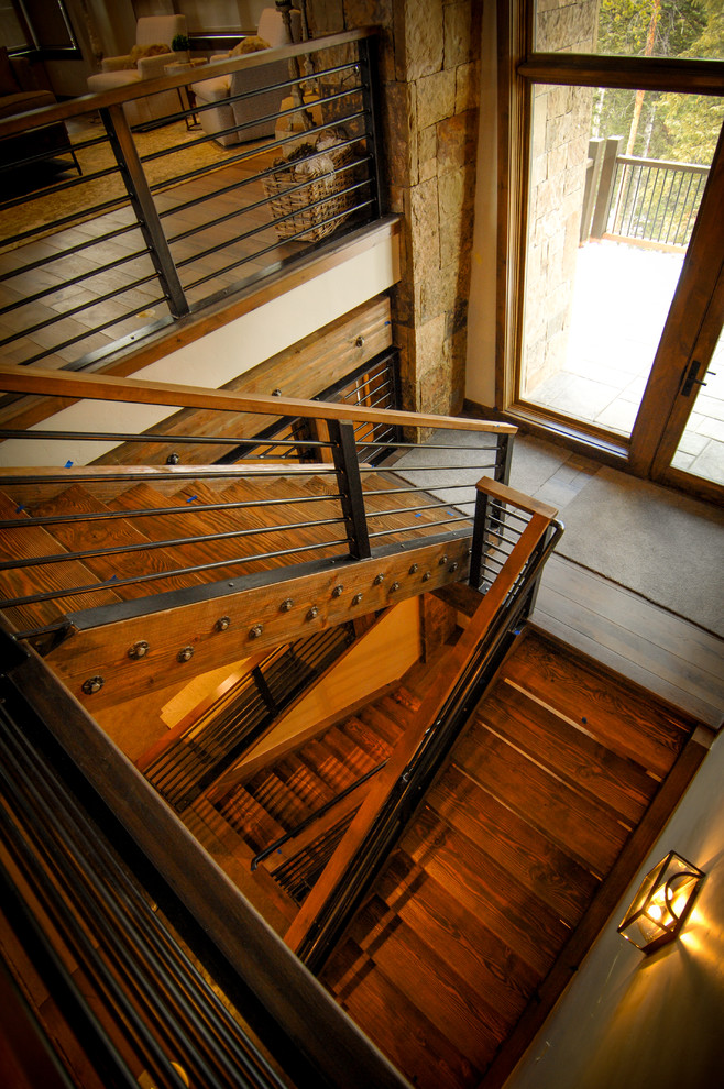 デンバーにある中くらいなラスティックスタイルのおしゃれなかね折れ階段 (金属の手すり) の写真