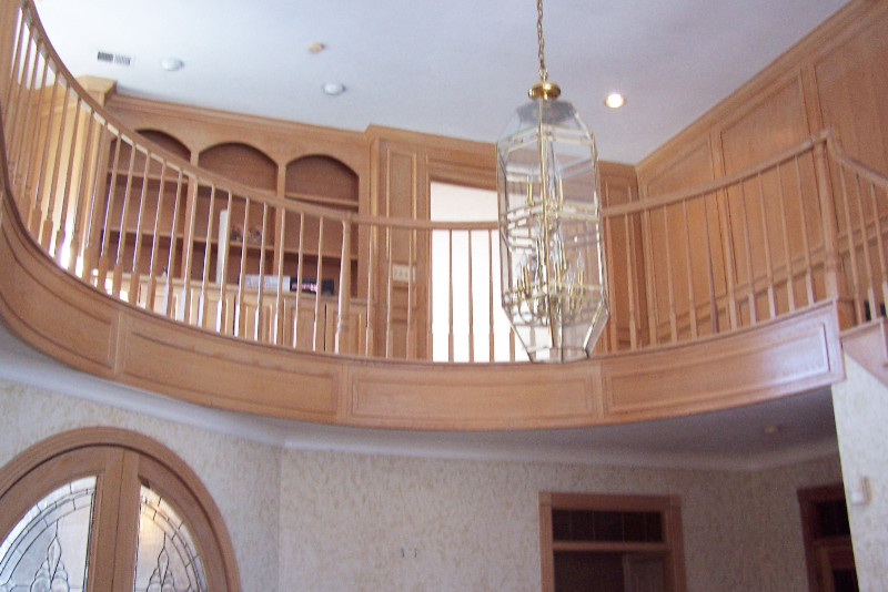 Cette image montre un escalier minimaliste avec des marches en bois.
