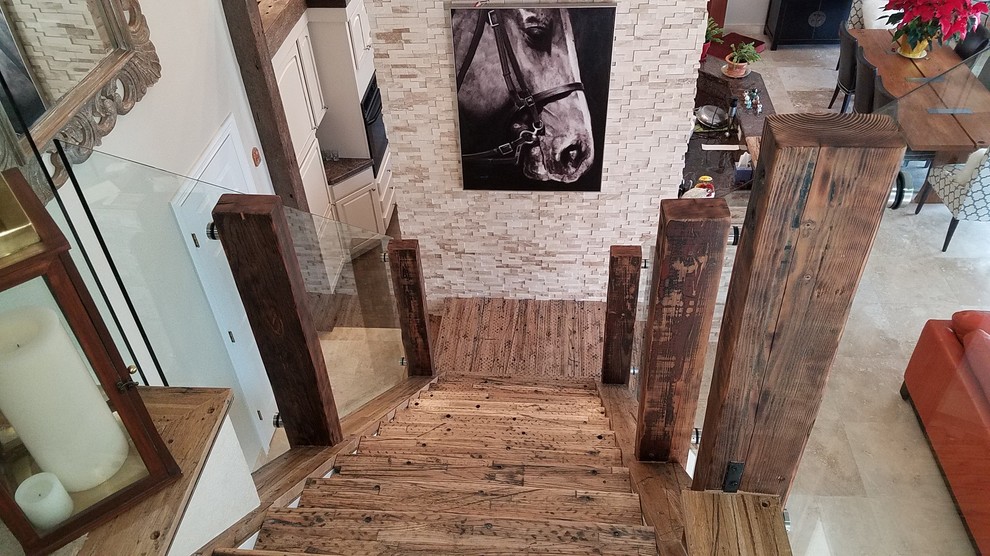 Источник вдохновения для домашнего уюта: прямая деревянная лестница среднего размера в стиле рустика с деревянными ступенями и стеклянными перилами