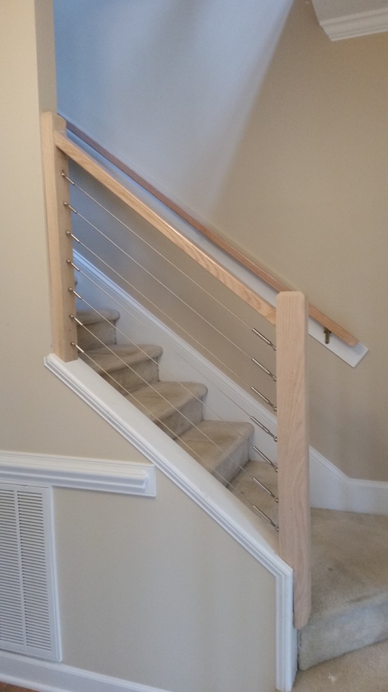 Gerade, Kleine Moderne Treppe mit Teppich-Treppenstufen, Teppich-Setzstufen und Drahtgeländer in Raleigh