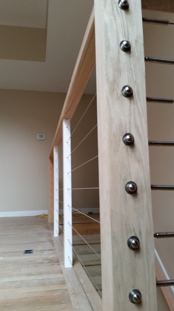 Réalisation d'un escalier droit minimaliste de taille moyenne avec des marches en moquette, des contremarches en moquette et un garde-corps en câble.