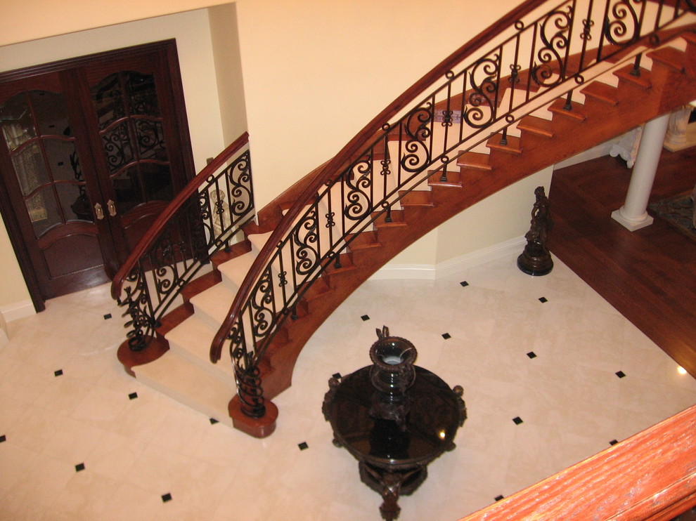 Gewendelte, Mittelgroße Klassische Treppe mit Teppich-Treppenstufen und Teppich-Setzstufen in New York