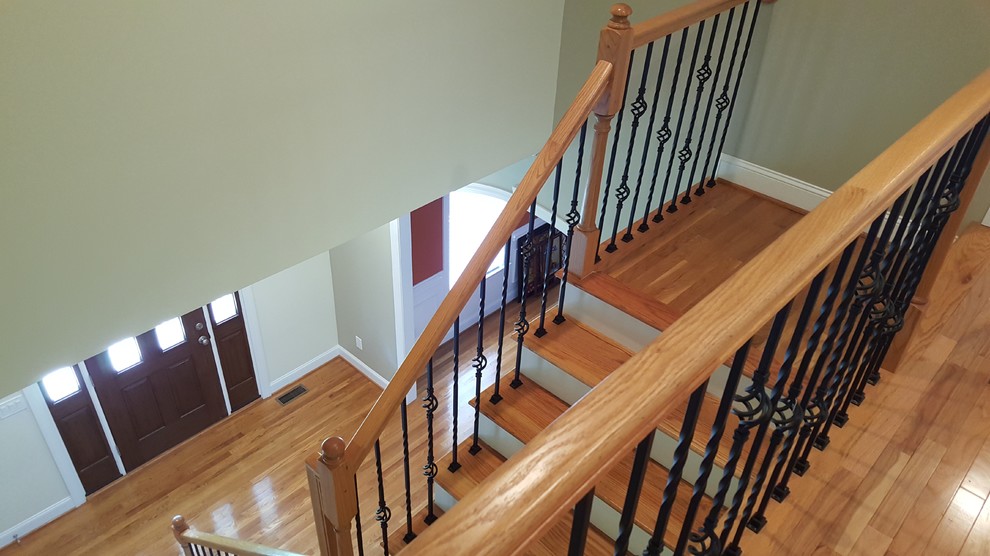 Пример оригинального дизайна: прямая лестница среднего размера с деревянными ступенями и крашенными деревянными подступенками