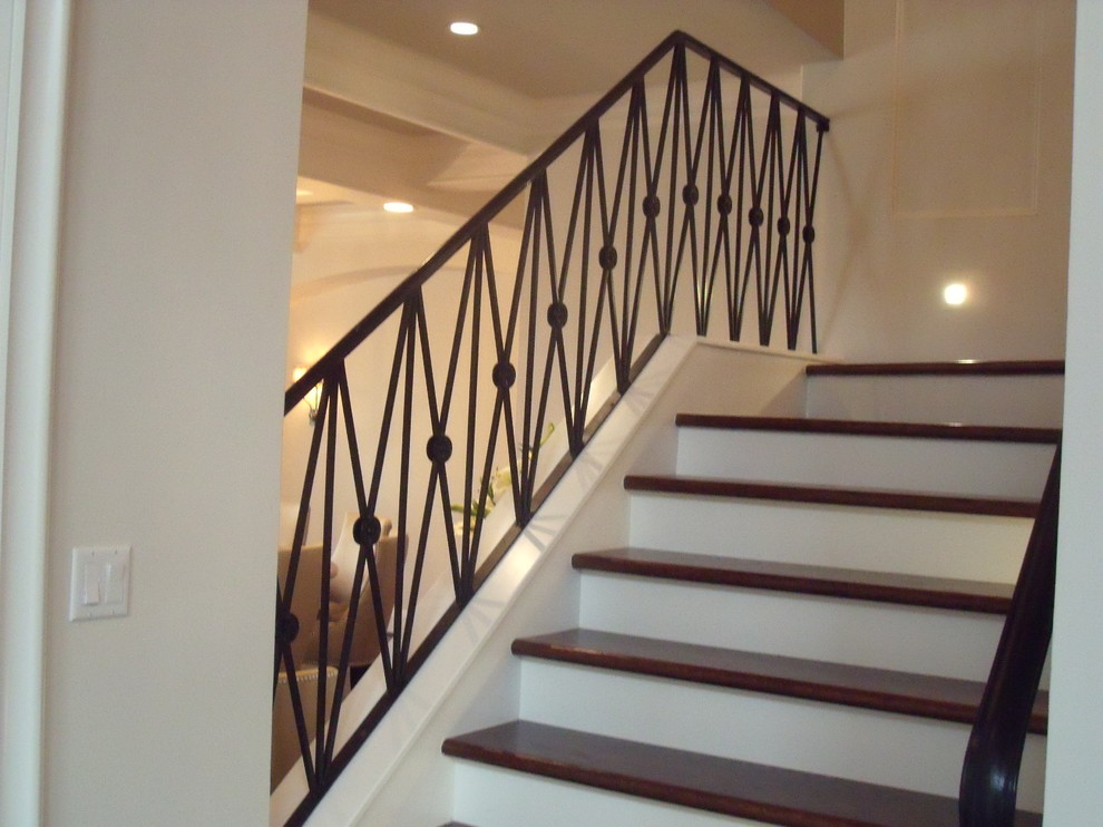 Mittelgroße Klassische Treppe in L-Form mit Mix-Geländer in Houston