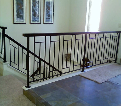 Пример оригинального дизайна: п-образная лестница в современном стиле с ступенями с ковровым покрытием, ковровыми подступенками и металлическими перилами