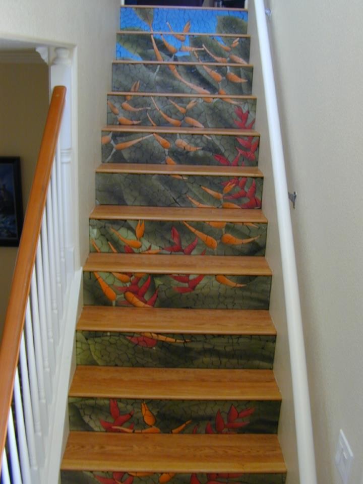 Aménagement d'un grand escalier carrelé droit exotique avec des contremarches carrelées.