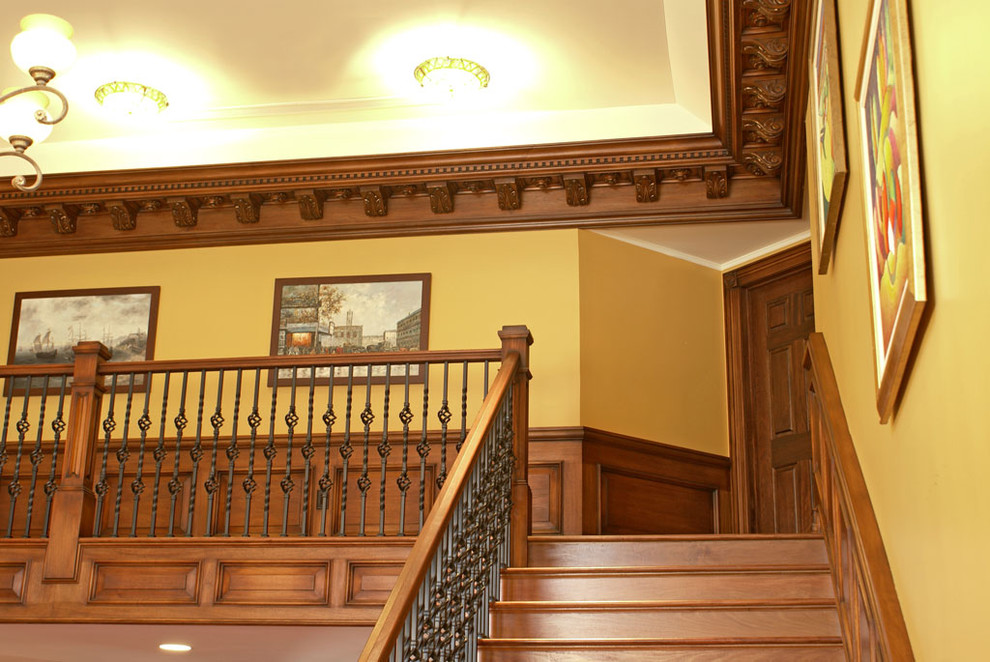 Cette image montre un grand escalier droit traditionnel avec des marches en bois, des contremarches en bois et un garde-corps en matériaux mixtes.