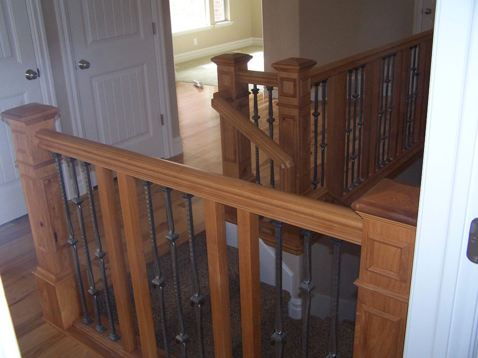 Foto de escalera en L clásica de tamaño medio con escalones enmoquetados y contrahuellas enmoquetadas
