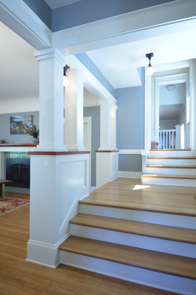 Diseño de escalera recta de estilo americano de tamaño medio con escalones de madera y contrahuellas de madera pintada