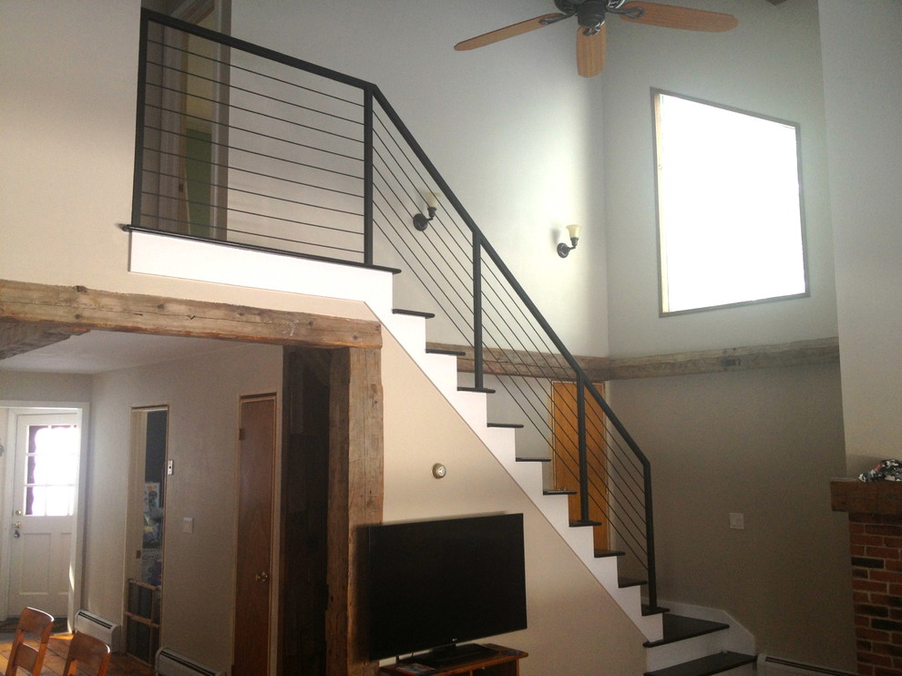 Diseño de escalera recta rústica de tamaño medio con escalones de madera y contrahuellas de madera pintada