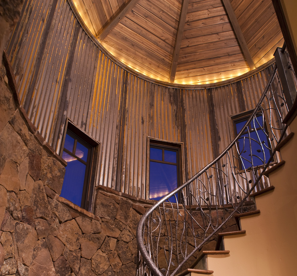Inspiration för en mellanstor rustik svängd trappa i trä, med räcke i metall