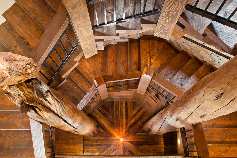 Diseño de escalera de caracol rural grande con escalones de madera, contrahuellas de madera y barandilla de varios materiales