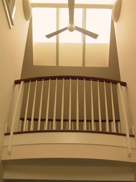 Immagine di una scala american style di medie dimensioni con pedata in legno, alzata in legno verniciato e parapetto in legno