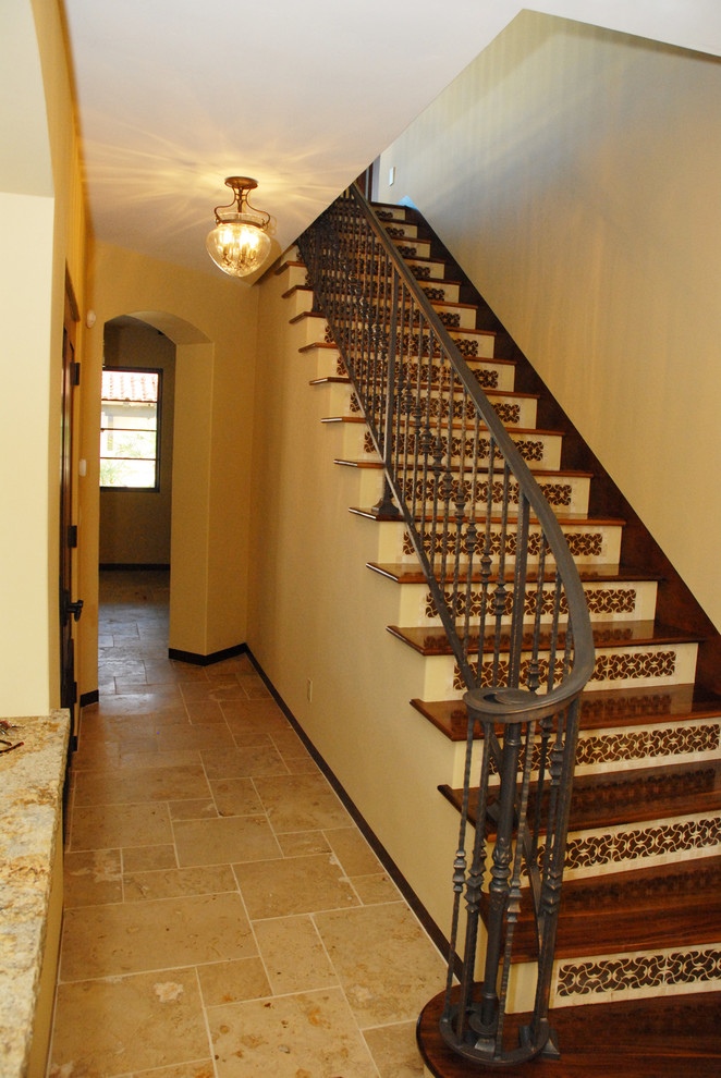 Источник вдохновения для домашнего уюта: прямая лестница среднего размера в средиземноморском стиле с деревянными ступенями и подступенками из плитки