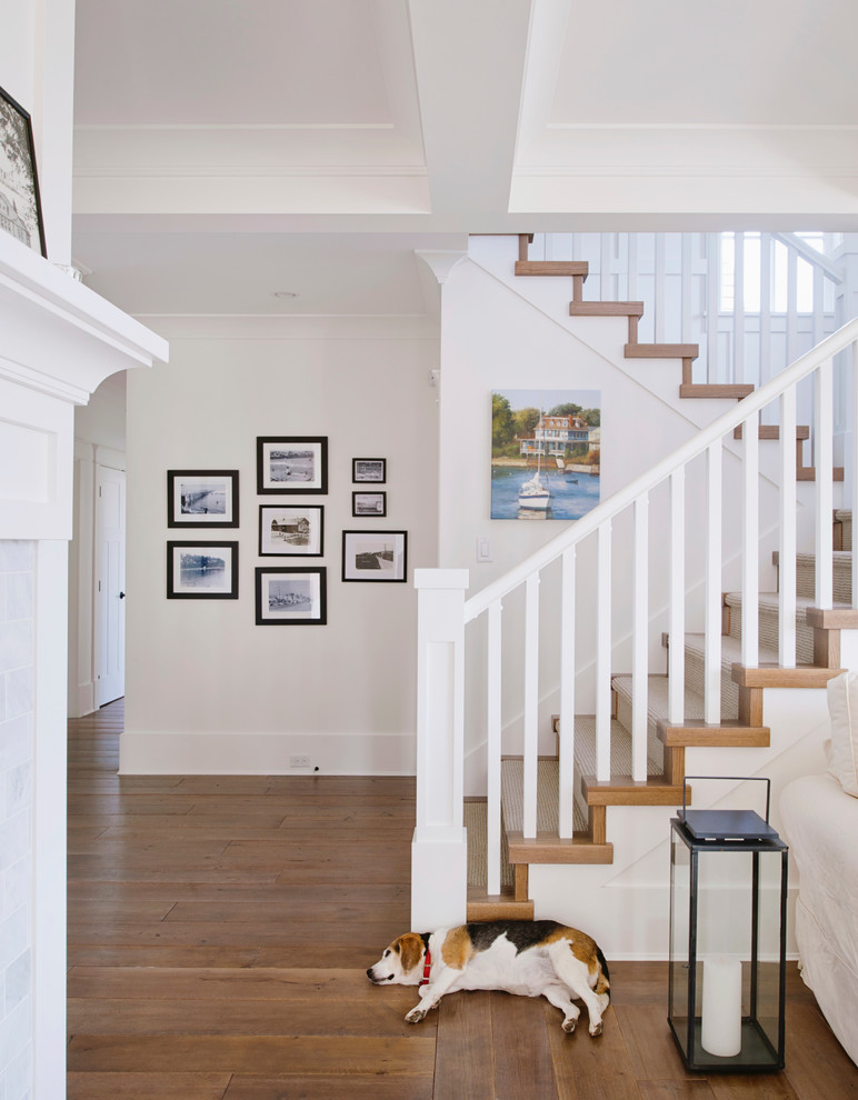 Свежая идея для дизайна: п-образная лестница в классическом стиле с деревянными ступенями - отличное фото интерьера