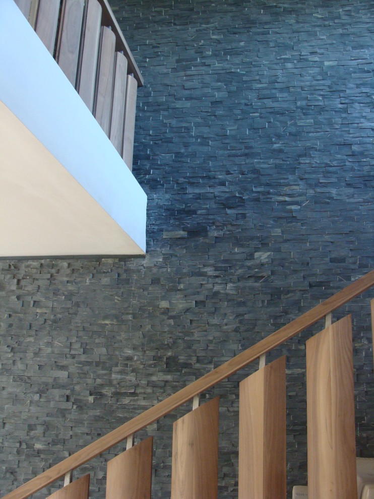 Стильный дизайн: прямая лестница среднего размера в стиле модернизм с перилами из смешанных материалов и любой отделкой стен - последний тренд