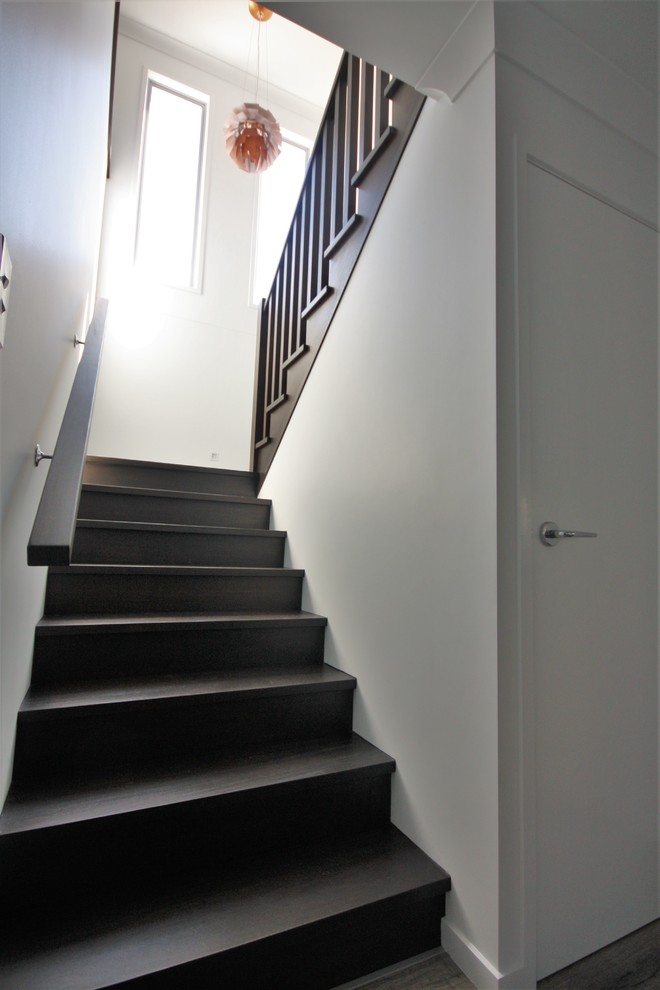 Imagen de escalera en U minimalista de tamaño medio con escalones de madera y contrahuellas de madera