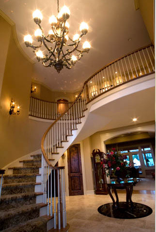 Свежая идея для дизайна: большая изогнутая лестница в классическом стиле с деревянными ступенями, крашенными деревянными подступенками и деревянными перилами - отличное фото интерьера